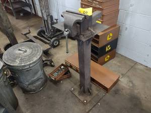 lot 86 image: 8 Swivel Vise on Stand, Floor Moun...