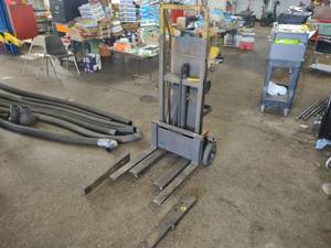 lot 449 image: Hydraulic Lift, 12 Volt, with Fork ...