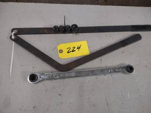 lot 224 image: Serpentine Belt Tools...