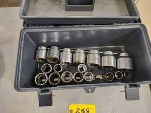 lot 258 image: 34 Sockets...
