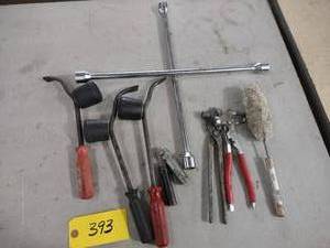lot 393 image: Assorted Tire Tools ...