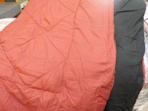 lot 2 image: Oeko-Tex king size comforter and shams