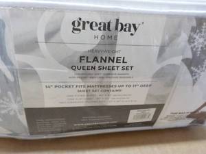 lot 23 image: Great Bay flannel queen sheet set