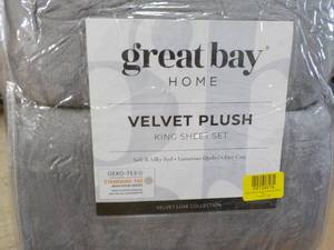 lot 26 image: Great Bay plush king sheet set