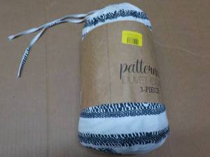lot 38 image: fullqueen 3 piece duvet cover set