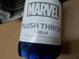 lot 39 image: Marvel plush throw