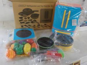 lot 114 image: Joyin Refrigerator and Toy Food Set.