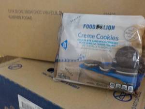 lot 298 image: Food Lion Crme Cookies