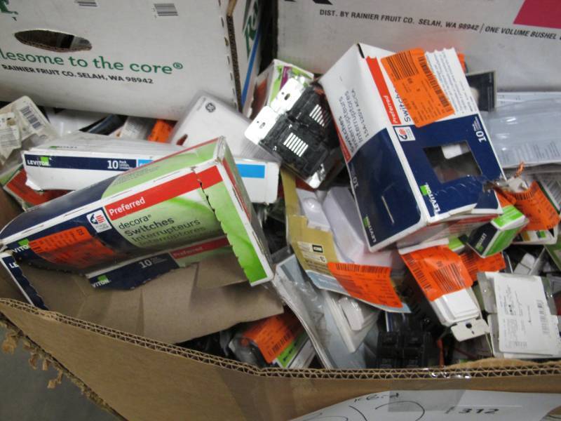lot 105 image: Pallet of Store Overstock Store and Ecommerce Product - UNTESTED ELECTRICAL