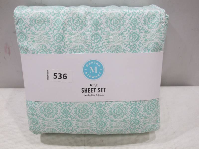 lot 381 image: NEW Martha Stewart Microfiber Sheet 6 Piece Set Vine Medallion - King