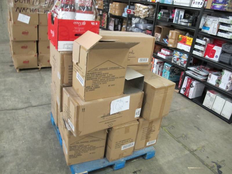 lot 102 image: Pallet of NEW Seasonal and Holiday Overstock Product - Store and Ecomm