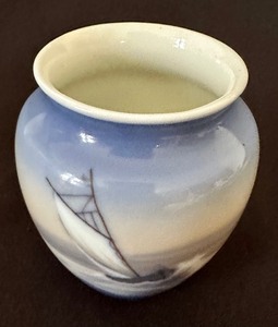 lot 70 image: Dahl Jensen Vintage Porcelain Bud Vase No. 35