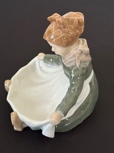 lot 57 image: Royal Copenhagen Figurine Fan Girl No. 1315