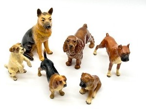 lot 83 image: Assortment of Vintages Mortens Studio Dog Figurines