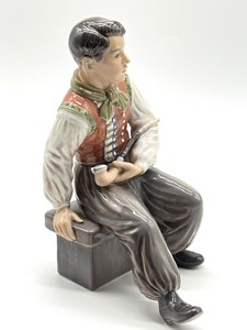 lot 46 image: Dahl Jensen No. 1300 Porcelain Figurine Amager Boy with Pipe