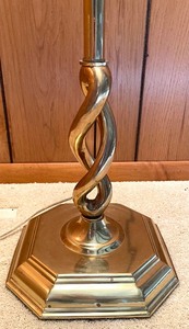 lot 208 image: Beautiful Vintage Brass Floor Lamp with Swirled Base