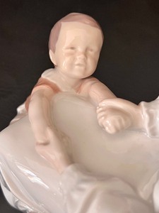 lot 18 image: Vintage Bing and Grndahl Mother and Child Figurine No. 1642