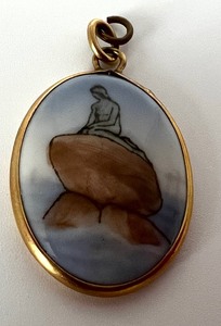 lot 197 image: Vintage Bing and Grndahl Ceramic Pendant