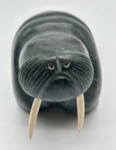 lot 190 image: Inuit Stone Walrus Carving