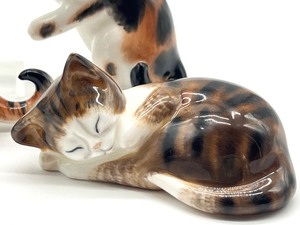 lot 122 image: Collection of Six  Royal Douton Porcelain Kitten Figurines
