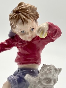 lot 120 image: Royal Winchester Unicef Best Buddies Children of the World Limited Edition Figurine