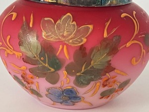 lot 118 image: Antique Victorian Satin glass Jar with Bird Figurine Lid