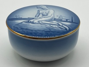 lot 117 image: Bing and Grndahl Covered Dish with Mermaid