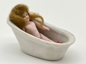 lot 143 image: Vintage Miniature Dollhouse Bathtub and Jointed Doll