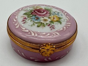 lot 160 image: Vintage Limoges Castel Trinket Box
