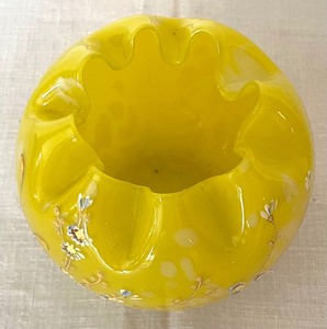 lot 251 image: Victorian Canary Yellow Spatter Glass Hand Painted Rose Bowl