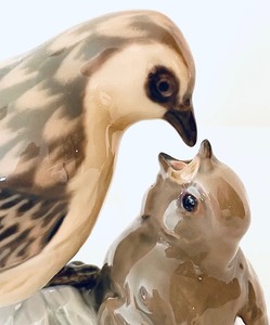 lot 258 image: Bing & Grndahl Mother Bird Feeding Baby Bird Figurine No. 1869