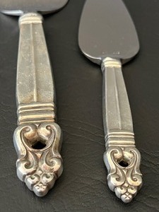 lot 10B image: Two International Sterling Royal Danish Pie Servers