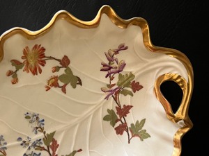 lot 269 image: Antique Royal Worcester Blush Ivory Porcelain Leaf Shaped Dish