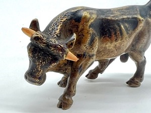 lot 289 image: Vintage Miniature Brass Bull Figurine