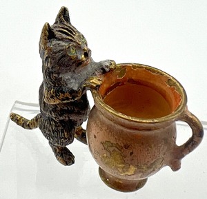 lot 278 image: Antique Miniature Austrian Viennese Cat Figurine Miniature with Vase