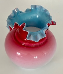 lot 178 image: Antique Victorian Fancy Glass Vase
