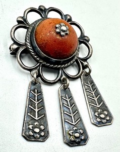 lot 33 image: Vintage Sterling (875) Ornament Brooch with Baltic Amber