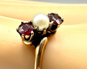 lot 34 image: Vintage Petite 14k Pearl and Garnet Ring