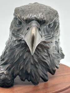 lot 36 image: Vintage Federal Cartridge 1989 Bronze Eagle Figurine