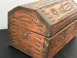 lot 363 image: Vintage Hand Crafted Wooden Treasure Box