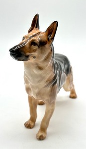 lot 371 image: Vintage Royal Doulton German Shepard Figurine