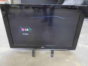 lot 1037 image: Lg 32LD350-UB (720P) LCD TV (SCRATCH ALONG TOP OF SCREEN)