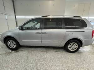 2011 Kia Sedona LX - 2 OWNERS