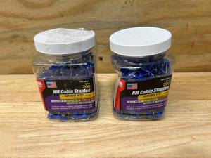 lot 92 image: GARDNER BENDER Lot of 2 Packs of-  12 in. Polyethylene and Metal Insulated Staples - Blue (200- Per Pack)