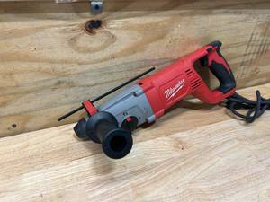 lot 17 image: MILWAUKEE 8 Amp Corded 1 in. SDS D-Handle Rotary Hammer