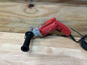 lot 18 image: MILWAUKEE 8 Amp 12 in. Magnum Drill
