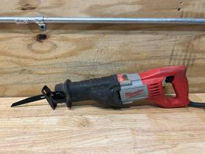 lot 30 image: MILWAUKEE 12 Amp 1-18 in. Stroke SAWZALL Reciprocating Saw
