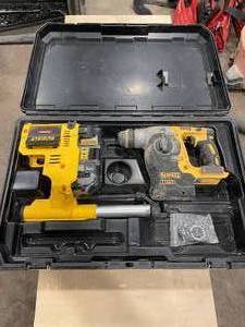 lot 9 image: DEWALT 20V MAX XR(R) Brushless 1 L-Shape SDS Plus Rotary Hammer Kit with On Board Dust Extractor.