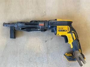 lot 20 image: DEWALT 20V MAX XR Drywall Screw Gun Kit, Brushless (DCF620D2) with a Simpson - Quik Drive TU250G2 (QDPRO250G2 Subfloor Attachment)