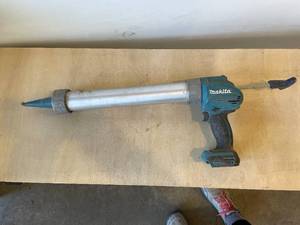 lot 31 image: Makita 18V LXT 20 oz. Barrel Style Caulk & Adhesive Gun
